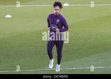 Demi Stokes aus England erwärmt sich am Freitag, dem 26.. November 2021, während der Trainingseinheit der englischen Frauen im Stadium of Light in Sunderland. (Foto von Mark Fletcher/MI News/NurPhoto) Stockfoto