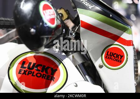 Das Lucky Explorer-Logo ist auf dem Motorrad während der EICMA-Motorradmesse am 25. November 2021 in Mailand, Italien, zu sehen. (Foto von Jakub Porzycki/NurPhoto) Stockfoto