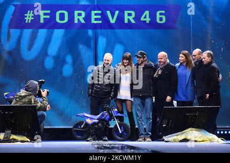 DJ Linus, Valentino Rossi, Rosa Sofia Novello, Eric de Seynes, Federica Masolin, Pietro Meda und Lin Jarvis nehmen während der Veranstaltung „One More Lap“, die anlässlich des Endes von Rossis MotoGP-Karriere im Rahmen der EICMA-Motorradmesse am 25. November 2021 in Mailand, Italien, organisiert wurde, ein Foto auf. (Foto von Jakub Porzycki/NurPhoto) Stockfoto