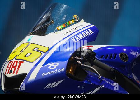 Valentino Rossis Yamaha M1 MotoGP-Motorrad wird während der „One More Lap“-Veranstaltung gesehen, die anlässlich des Endes der MotoGP-Karriere von Valentino Rossi im Rahmen der EICMA-Motorradmesse am 25. November 2021 in Mailand, Italien, organisiert wurde. (Foto von Jakub Porzycki/NurPhoto) Stockfoto