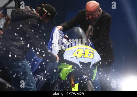 Valentino Rossi und Eric de Seynes präsentieren Yamaha R1 GYTR VR46 Tribute Motorrad während der "One More Lap" Veranstaltung, organisiert zum Ende von Rossis MotoGP Karriere, im Rahmen der EICMA Motorradmesse in Mailand, Italien am 25. November 2021. (Foto von Jakub Porzycki/NurPhoto) Stockfoto