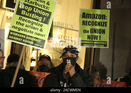 Die Demonstranten versammelten sich am 26. November 2021 in New York City, USA, vor dem CEO der Amazon-Residenz Jeff Bezos, um Arbeitnehmerrechte zu fordern und die gewerkschaftliche Zerschlagung zu stoppen. Arbeitnehmer fordern, dass Amazon die Gewerkschaftsfeindlichkeit unterlässt, indem es Arbeitnehmerrechte, Respekt, sichere Arbeitsbedingungen und Arbeitsplätze, die frei von Rassismus und Belästigung sind, verweigert (Foto: John Lamparski/NurPhoto) Stockfoto