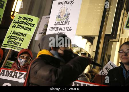 Die Demonstranten versammelten sich am 26. November 2021 in New York City, USA, vor dem CEO der Amazon-Residenz Jeff Bezos, um Arbeitnehmerrechte zu fordern und die gewerkschaftliche Zerschlagung zu stoppen. Arbeitnehmer fordern, dass Amazon die Gewerkschaftsfeindlichkeit unterlässt, indem es Arbeitnehmerrechte, Respekt, sichere Arbeitsbedingungen und Arbeitsplätze, die frei von Rassismus und Belästigung sind, verweigert (Foto: John Lamparski/NurPhoto) Stockfoto