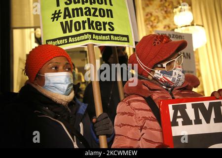 Die Demonstranten versammelten sich am 26. November 2021 in New York City, USA, vor dem CEO der Amazon-Residenz Jeff Bezos, um Arbeitnehmerrechte zu fordern und die gewerkschaftliche Zerschlagung zu stoppen. Arbeitnehmer fordern, dass Amazon die Gewerkschaftsfeindlichkeit unterlässt, indem es Arbeitnehmerrechte, Respekt, sichere Arbeitsbedingungen und Arbeitsplätze, die frei von Rassismus und Belästigung sind, verweigert (Foto: John Lamparski/NurPhoto) Stockfoto