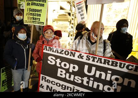 Die Demonstranten versammelten sich am 26. November 2021 in New York City, USA, vor dem CEO der Amazon-Residenz Jeff Bezos, um Arbeitnehmerrechte zu fordern und die gewerkschaftliche Zerschlagung zu stoppen. Arbeitnehmer fordern, dass Amazon die Gewerkschaftsfeindlichkeit unterlässt, indem es Arbeitnehmerrechte, Respekt, sichere Arbeitsbedingungen und Arbeitsplätze, die frei von Rassismus und Belästigung sind, verweigert (Foto: John Lamparski/NurPhoto) Stockfoto