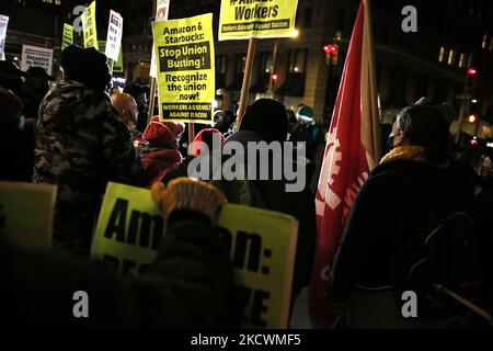 Die Demonstranten versammelten sich am 26. November 2021 in New York City, USA, vor dem CEO der Amazon-Residenz Jeff Bezos, um Arbeitnehmerrechte zu fordern und die gewerkschaftliche Zerschlagung zu stoppen. Arbeitnehmer fordern, dass Amazon die Gewerkschaftsfeindlichkeit unterlässt, indem es Arbeitnehmerrechte, Respekt, sichere Arbeitsbedingungen und Arbeitsplätze, die frei von Rassismus und Belästigung sind, verweigert (Foto: John Lamparski/NurPhoto) Stockfoto