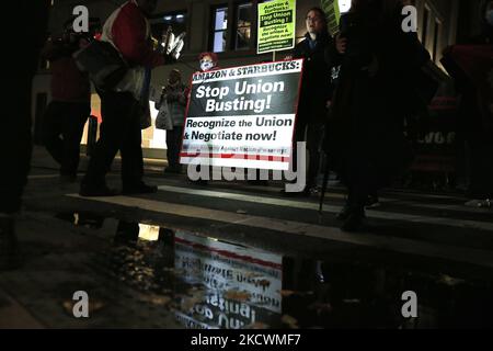 Die Demonstranten versammelten sich am 26. November 2021 in New York City, USA, vor dem CEO der Amazon-Residenz Jeff Bezos, um Arbeitnehmerrechte zu fordern und die gewerkschaftliche Zerschlagung zu stoppen. Arbeitnehmer fordern, dass Amazon die Gewerkschaftsfeindlichkeit unterlässt, indem es Arbeitnehmerrechte, Respekt, sichere Arbeitsbedingungen und Arbeitsplätze, die frei von Rassismus und Belästigung sind, verweigert (Foto: John Lamparski/NurPhoto) Stockfoto