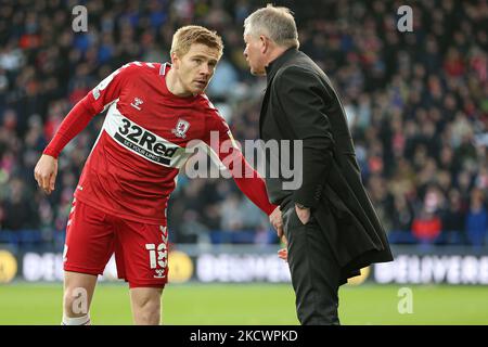 Duncan Watmore (18) von Middlesbrough hat am Samstag, den 27.. November 2021, während des Sky Bet Championship-Spiels zwischen Huddersfield Town und Middlesbrough im John Smith's Stadium, Huddersfield, ein Wort mit Manager Chris Wilder gesprochen. (Foto von Emily Moorby/MI News/NurPhoto) Stockfoto