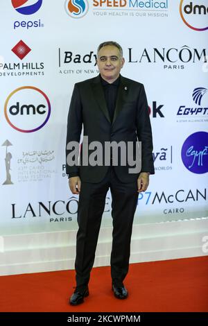 Mohamed Hefzy, Direktor des Cairo Film Festival on the Red Carpet bei der Eröffnung der Ausgabe 43. des Cairo International Film Festival (CIFF) am 26. November 2021 im Opernhaus von Kairo in der ägyptischen Hauptstadt. (Foto von Ayman Aref/NurPhoto) Stockfoto