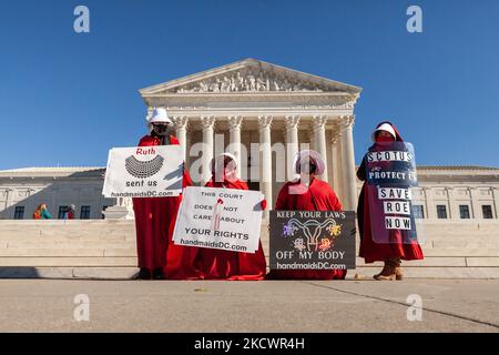 Demonstranten, die als Dienstmädchen von der Geschichte der Dienstmädchen gekleidet waren, protestierten vor dem Obersten Gerichtshof vor den Argumenten in Dobbs v. Jackson Women's Health Organization am 1. Dezember für reproduktive Rechte. (Foto von Allison Bailey/NurPhoto) Stockfoto