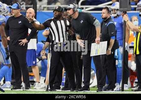 Dan Campbell, Cheftrainer der Detroit Lions, spricht mit einem Beamten während eines NFL-Fußballspiels zwischen den Detroit Lions und den Chicago Bears in Detroit, Michigan, USA, am Donnerstag, dem 25. November 2021. (Foto von Amy Lemus/NurPhoto) Stockfoto