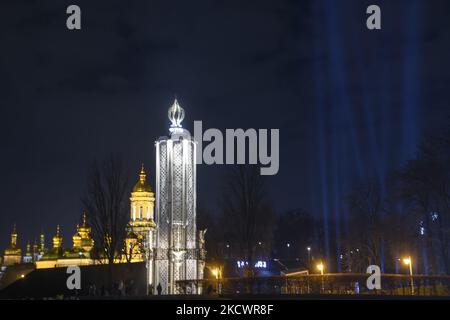 Symbolische Lichtstrahlen auf dem Gebiet der Gedenkstätte für die Opfer von Holodomor während einer Gedenkfeier anlässlich des 88.. Jahrestages der Hungersnot von 1932-33, bei der Millionen Menschen in der Ukraine an Hunger starben. Kiew, Ukraine, 27. November 2021 (Foto: Maxym Marusenko/NurPhoto) Stockfoto