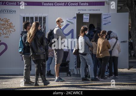 In einem COVID-19-Testpunkt auf dem Rossio-Platz in Lissabon warten Menschen auf Unterstützung. 29. November 2021. Die portugiesische Regierung hat aufgrund der Pandemie Covid-19 ab Dezember 1 den Ausnahmezustand verhängt, da das Land „nicht so gut“ ist, wie es sein sollte: Seit einigen Wochen klettert das Land die Risikomatrix nach oben, mit einer zunehmenden Anzahl von täglichen Neuinfektionen, Todesfällen und Krankenhauseinweisungen. Zu den neuen Maßnahmen gehören die Rückkehr des obligatorischen Einsatzes von Masken, verstärkte Tests und eine Woche Eindämmung im Januar. (Foto von Jorge Mantilla/NurPhoto) Stockfoto