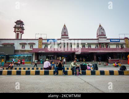 Juli 4. 2022 Haridwar Indien. Das Haridwar Bahnhofsgebäude mit Leuten, die überall auf der Wartehalle sitzen. Stockfoto