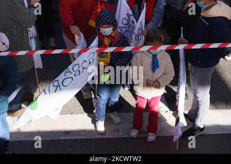 Am Sonntag, den 28. November 2021, nehmen Menschen an einem lebensfreundlichen Protest gegen Abtreibung und Euthanasie in Madrid, Spanien, Teil. (Foto von Oscar Gonzalez/NurPhoto) Stockfoto