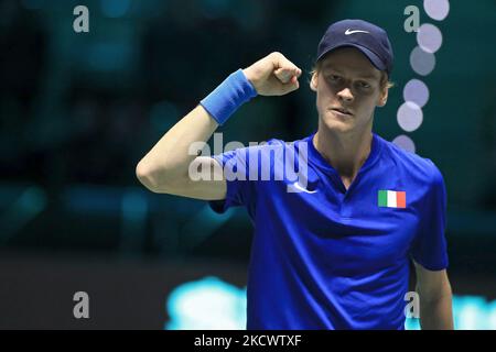 Jannik Sinnerin (Italien) während des Spiels gegen Daniel Elahi Galan (Kolumbien) während des Tennis Internationals Davis Cup Finals 2021 - Italien gegen Kolumbien am 27. November 2021 im Pala Alpitour in Turin, Italien (Foto von Claudio Benedetto/LiveMedia/NurPhoto) Stockfoto