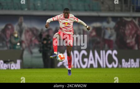 NoRDI Mukiele von RB Leipzig während RB Leipzig gegen Leverkusen, Bundesliga, im Redbull-Stadion, Leipzig, Deutschland am 28. November 2021. (Foto von Ulrik Pedersen/NurPhoto) Stockfoto