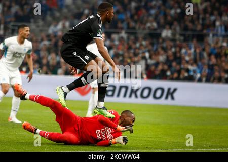 Marseille, Frankreich. 7. April 2022. Torwart Steve Mandanda in Aktion während eines Fußballspieles der UEFA Conference League zwischen Olympique Marseille und dem PAOK FC (Foto: © Giannis Papanikos/ZUMA Press Wire) Stockfoto