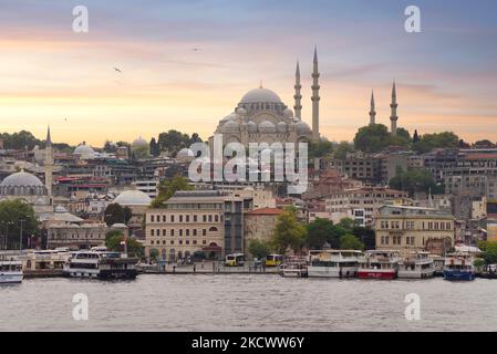 Istanbul, Türkei - 25. August 2022: Blick auf Istanbul von der Galata-Brücke bei Eminonu mit Blick auf das Goldene Horn mit Fähren, Fährterminals und der Suleymaniye-Moschee vor Sonnenuntergang Stockfoto