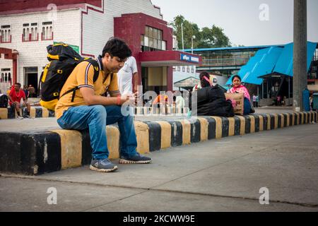 Juli 4. 2022 Haridwar Indien. Ein Mann mit Rucksack wartet auf den Zug am Haridwar Bahnhof. Stockfoto