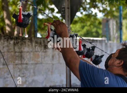 Farbenfrohe festliche türkei-Pinata zum Verkauf an einem Straßenmarktstand in der Nähe des Stadtzentrums von Merida. mâché Mexiko werden Pinatas, die oft aus Pappmaché, Keramik oder Stoff hergestellt werden, dekoriert, mit Süßigkeiten gefüllt, Und dann als Teil einer Feier gebrochen. Am Sonntag, 28. November 2021, in Merida, Yucatan, Mexiko. (Foto von Artur Widak/NurPhoto) Stockfoto