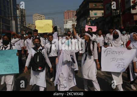 Studenten aus Bangladesch rufen am 29. November 2021 während eines anhaltenden Protestes in Dhaka, Bangladesch, Slogans aus, um die Straßenverkehrssicherheit zu fordern. (Foto von Rehman Asad/NurPhoto) Stockfoto