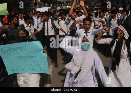 Studenten aus Bangladesch rufen am 29. November 2021 während eines anhaltenden Protestes in Dhaka, Bangladesch, Slogans aus, um die Straßenverkehrssicherheit zu fordern. (Foto von Rehman Asad/NurPhoto) Stockfoto