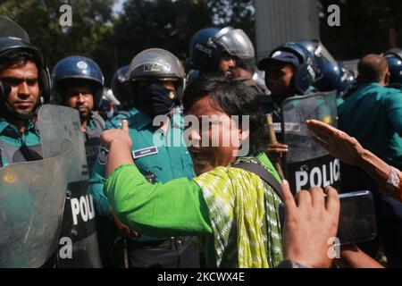 Studenten aus Bangladesch rufen am 29. November 2021 während eines anhaltenden Protestes in Dhaka, Bangladesch, Slogans aus, um die Straßenverkehrssicherheit zu fordern. (Foto von Rehman Asad/NurPhoto) Stockfoto
