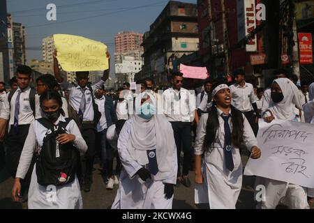 Studenten aus Bangladesch rufen am 29. November 2021 während eines anhaltenden Protestes in Dhaka, Bangladesch, Slogans aus, um die Straßenverkehrssicherheit zu fordern. (Foto von Rehman Asad/NurPhoto) Stockfoto