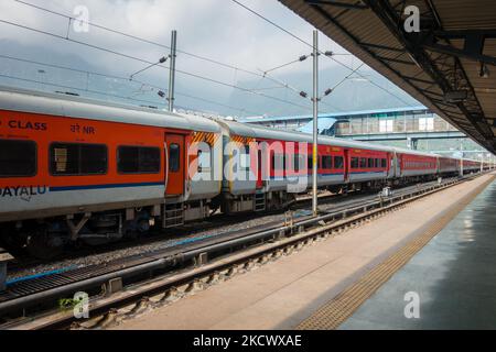 Juli 4. 2022 Jammu und Kaschmir Indien..14609 RISHIKESH - SMVD KATRA Hemkunt Express am Bahnsteig mit sozialen Distanzmarken auf dem Boden Stockfoto