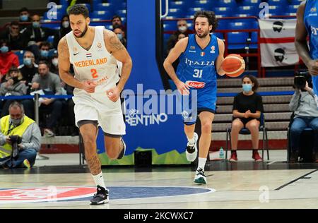 Michele Vitali (Italien) und Johan Willem Van Zegeren (Niederlande) während der internationalen Basketball-Mannschaften FIBA World Cup 2023 Qualifiers - Italien gegen Niederlande am 29. November 2021 beim Mediolanum Forum in Mailand, Italien (Foto: Savino Paolella/LiveMedia/NurPhoto) Stockfoto