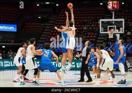 Das Spiel beginnt während der internationalen Basketball-Mannschaften FIBA World Cup 2023 Qualifiers - Italien gegen Niederlande am 29. November 2021 im Mediolanum Forum in Mailand, Italien (Foto von Savino Paolella/LiveMedia/NurPhoto) Stockfoto