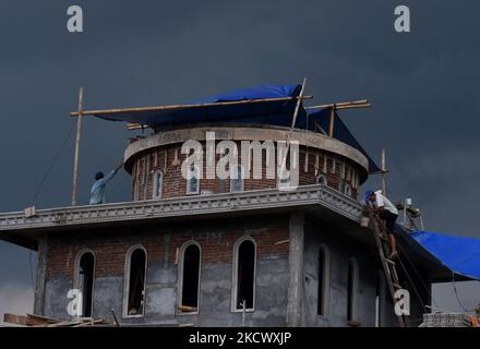 Einige Gelegenheitsarbeiter (Bauarbeiter) bauen am 29. November 2021 im Dorf Tanjungrejo, Malang, Ost-java, eine Moschee-Kuppel. Das indonesische Manpower-Ministerium ermutigt informelle Arbeitnehmer, sich zu erschwinglichen Preisen für eine BPJS-Arbeitsversicherung anzumelden. Damit sie sozialen Schutz in Form einer Arbeitsunfallversicherung (JKK) erhalten. (Foto von Aman Rochman/NurPhoto) Stockfoto