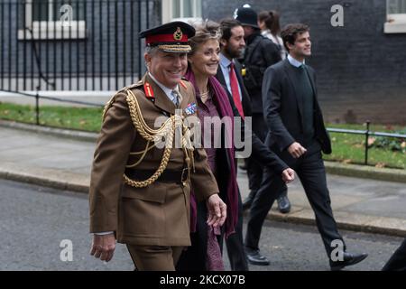 LONDON, VEREINIGTES KÖNIGREICH - 30. NOVEMBER 2021: Sir Nick Carter, der scheidende General des Verteidigungsstabs, verlässt am 30. November 2021 die Downing Street im Zentrum von London, England. (Foto von Wiktor Szymanowicz/NurPhoto) Stockfoto