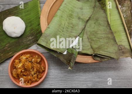 Ella Ada in einem Bananenblatt (vor dem Dampfgaren) in Toronto, Ontario, Kanada, am 30. November 2021. Ella Ada ist eine indische süße und traditionelle Kerala-Delikatesse, bestehend aus Reispaketen, die in einen Teig aus Reismehl eingefasst sind, mit frischen Kokosnussfüllungen und Jagery-Füllungen, in Bananenblatt gedämpft und als abendlicher Snack serviert. (Foto von Creative Touch Imaging Ltd./NurPhoto) Stockfoto