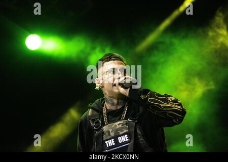 Die argentinische Sängerin und Songwriterin Elian Valenzuela, professionell bekannt als L-Gante Keloke, tritt während einer Show in Buenos Aires, Argentinien, am 29. November 2021 auf. (Foto von Matías Baglietto/NurPhoto) Stockfoto