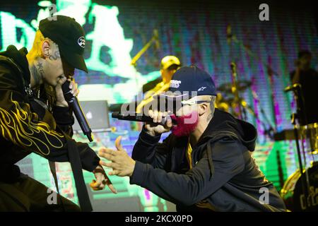 Der argentinische Sänger Perro Primo tritt mit Elian Valenzuela, professionell bekannt als L-Gante Keloke, während einer Show in Buenos Aires, Argentinien, am 29. November 2021 auf. (Foto von Matías Baglietto/NurPhoto) Stockfoto