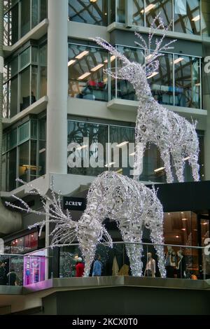 Weihnachtsschmuck von großen beleuchteten Rentieren im Toronto Eaton Centre in Toronto, Ontario, Kanada. (Foto von Creative Touch Imaging Ltd./NurPhoto) Stockfoto