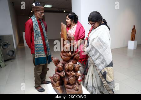 Besucher sehen Kunstwerke an der Nationalen Skulpturenausstellung 5. 2021 in der Nationalen Kunstgalerie in Dhaka, Bangladesch am 29. November 2021. (Foto von Syed Mahamudur Rahman/NurPhoto) Stockfoto