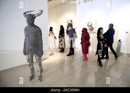 Besucher sehen Kunstwerke an der Nationalen Skulpturenausstellung 5. 2021 in der Nationalen Kunstgalerie in Dhaka, Bangladesch am 29. November 2021. (Foto von Syed Mahamudur Rahman/NurPhoto) Stockfoto