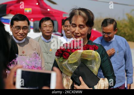 (FOTO DER AKTE) am 15. März 2019 trifft die Staatsrätin von Myanmar, Aung San Suu Kyi, die Gemeinde Yedashe in der Division Bago in Myanmar ein (neu aufgelegt am 30. November 2021). Am 30. November 2021 gab die Junta bekannt, dass sie erneut den verdrängten Zivilführer Aung San Suu Kyi und den ehemaligen Präsidenten Win Myint im Rahmen des Antikorruptionsgesetzes wegen des Erwerbs eines Katastrophenhelikopters verklagt hatte. (Foto von Myat Thu Kyaw/NurPhoto) Stockfoto