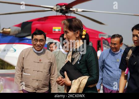 (FOTO DER AKTE) am 15. März 2019 trifft die Staatsrätin von Myanmar, Aung San Suu Kyi, die Gemeinde Yedashe in der Division Bago in Myanmar ein (neu aufgelegt am 30. November 2021). Am 30. November 2021 gab die Junta bekannt, dass sie erneut den verdrängten Zivilführer Aung San Suu Kyi und den ehemaligen Präsidenten Win Myint im Rahmen des Antikorruptionsgesetzes wegen des Erwerbs eines Katastrophenhelikopters verklagt hatte. (Foto von Myat Thu Kyaw/NurPhoto) Stockfoto