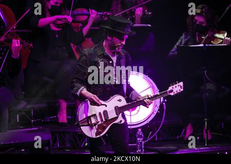 MAILAND, ITALIEN - 30. NOVEMBER: Stefano Verderi von Le Vibrazioni spielt am 23. November 2021 live im Alcatraz in Mailand, Italien. (Foto von Roberto Finizio/NurPhoto) Stockfoto