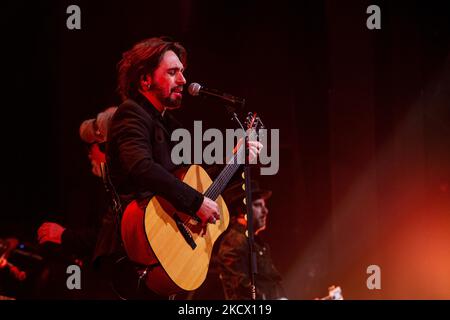 MAILAND, ITALIEN - 30. NOVEMBER: Francesco Sarcina von Le Vibrazioni spielt am 23. November 2021 live im Alcatraz in Mailand, Italien. (Foto von Roberto Finizio/NurPhoto) Stockfoto