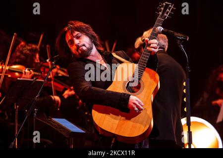 MAILAND, ITALIEN - 30. NOVEMBER: Francesco Sarcina von Le Vibrazioni spielt am 23. November 2021 live im Alcatraz in Mailand, Italien. (Foto von Roberto Finizio/NurPhoto) Stockfoto