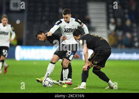 Tom Lawrence von Derby County kämpft mit Andre Dozzell während des Sky Bet Championship-Spiels zwischen Derby County und Queens Park Rangers im Pride Park, Derby, am Montag, den 29.. November 2021. (Foto von Jon Hobley/MI News/NurPhoto) Stockfoto