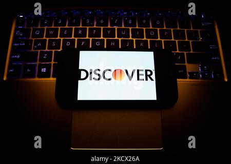 Das Logo „Discover“ auf einem Telefonbildschirm und einer Laptop-Tastatur ist auf dieser Abbildung zu sehen, die am 1. Dezember 2021 in Krakau, Polen, aufgenommen wurde. (Foto von Jakub Porzycki/NurPhoto) Stockfoto