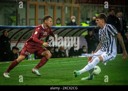 Lakicevic Ivan (Reggina) trägt den Ball beim italienischen Fußballspiel der Serie B Reggina 1914 gegen Ascoli Calcio am 30. November 2021 im Stadion Oreste Granillo in Reggio Calabria, Italien (Foto: Valentina Giannettoni/LiveMedia/NurPhoto) Stockfoto