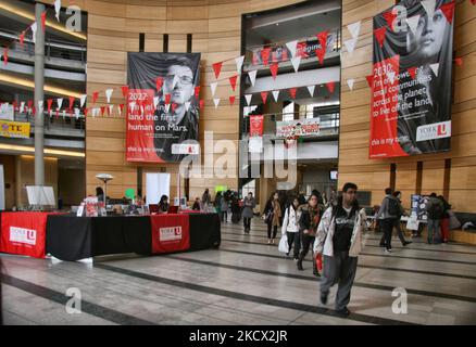 Studenten gehen durch die Vari Hall an der York University in Toronto, Ontario, Kanada. Die York University ist eine öffentliche Forschungsuniversität in Toronto, Ontario, Kanada. Es ist Ontarios zweitgrößte Graduiertenschule und Kanadas drittgrößte Universität. Die Business School und die Law School der York University gehören kontinuierlich zu den besten Schulen in Kanada und der Welt. (Foto von Creative Touch Imaging Ltd./NurPhoto) Stockfoto