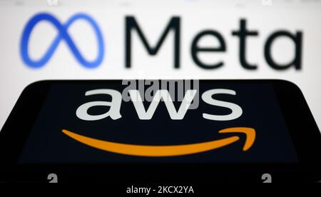 Das Amazon Web Services-Logo, das auf einem Telefonbildschirm angezeigt wird, und das Meta-Logo auf einem Laptop-Bildschirm sind auf diesem Illustrationsfoto zu sehen, das am 1. Dezember 2021 in Krakau, Polen, aufgenommen wurde. (Foto von Jakub Porzycki/NurPhoto) Stockfoto